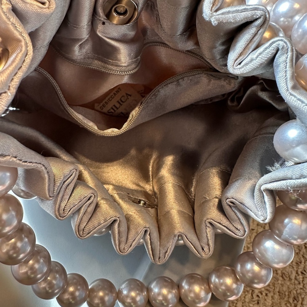 Small satin evening clutch bag with faux pearl handles. - Picture 4 of 6